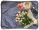 Kompozycja, Bukiet, Róże, Aparat fotograficzny, Makaroniki, Filiżanka, Kawa