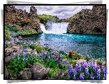 Wodospad Hjalparfoss, Skały, Rzeka, Kamienie, Kwiaty, Łubiny, Niebo, Chmury, Islandia