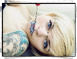Kobieta, Blondynka, Kwiatek, Tatuaż, Kolczyki, Piercing