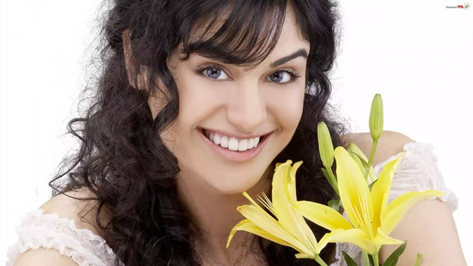 Adah Sharma, Uśmiech, Lilie