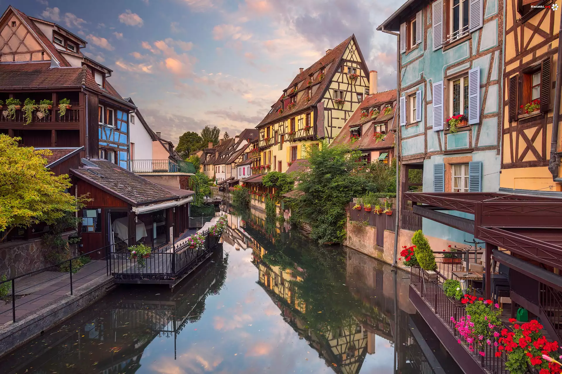 Francja, Alzacja, Miejscowość Colmar, Little Venice, Mała Wenecja, Kanały, Domy