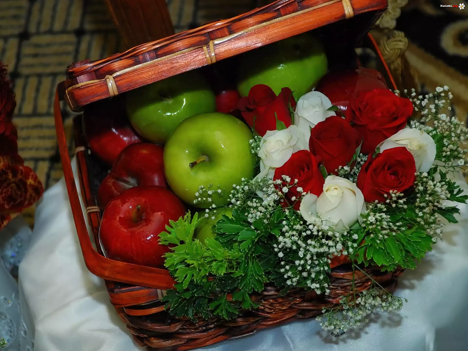 Wiklinowy, Koszyk, Jabłka, Róże